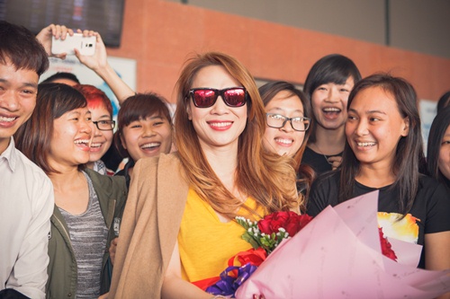 'Nữ hoàng nhạc Pop' trong vòng vây của người hâm mộ.