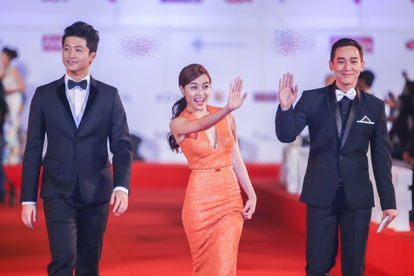 Tươi cười chào khán giả hâm mộ.