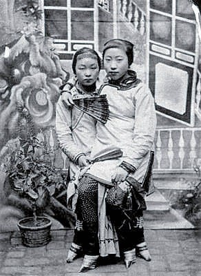 Con gái quý tộc không bó chân chỉ có cơ hội lấy chồng ở đẳng cấp kém hơn, còn con gái những nhà nghèo thì dễ bị bán làm nô lệ.