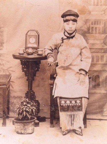 Bên cạnh đó, bó chân còn được coi là biểu hiện của sự cao quý. Người con gái không có bàn chân bó thường bị khinh thường.