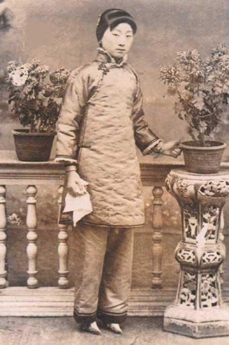 Phụ nữ bị bó chân thường đi lại không vững vàng, khiến họ giống như những cành sen đong đưa trong gió.