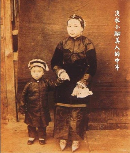 Mỗi lần tháo băng vải ra, người phụ nữ còn dùng dao tạo ra những vết cắt sâu ở lòng bàn chân để công đoạn này diễn ra suôn sẻ hơn. Dù đau đớn, các cô gái vẫn buộc phải đi lại để chân thêm biến dạng.