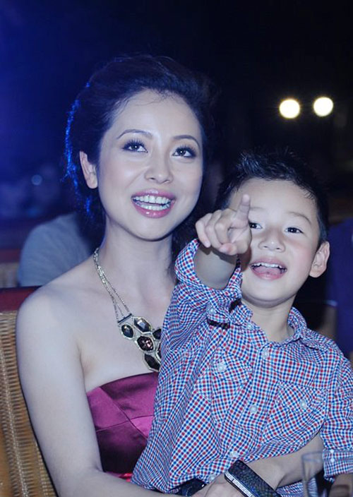 Là 'kết tinh' của Jennifer Phạm và Quang Dũng, Bảo Nam trở thành hotboy nhí showbiz Việt. Cậu nhóc siêu điển trai nhà Jennifer Phạm và Quang Dũng.