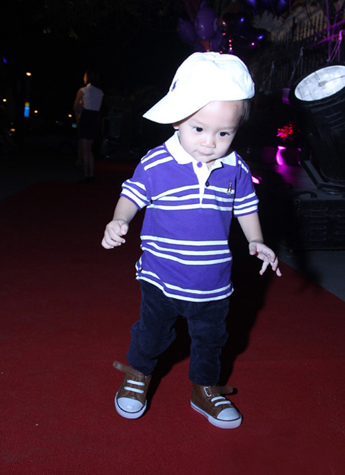 Tuy mới hơn 3 tuổi nhưng Jacky đã có style ăn mặc cực chuẩn. Nhóc tì này luôn diện những bộ cánh khỏe khoắn đậm chất hiphop với đặc trưng là chiếc mũ lưỡi trai đội ngược phong cách.