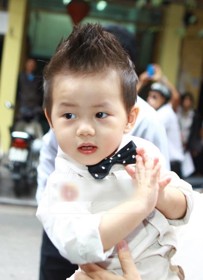 Bên cạnh đó, có thể thấy bé Ken được bố mẹ 'tô điểm' cho gu thời trang tinh tế, 'chất lừ'...