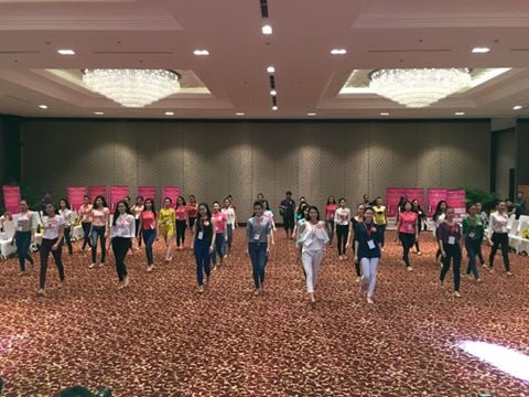 Thúy Hằng đang dạy catwalk cho các thí sinh hoa hậu Việt Nam.