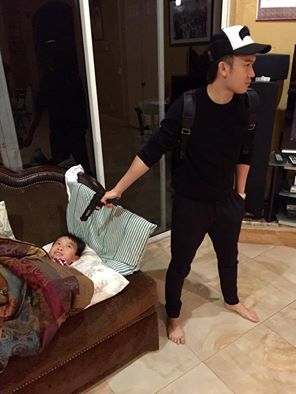 Dương Triệu Vũ cầm súng giả, uy hiếp cháu trai khi chơi đùa cùng cậu bé.