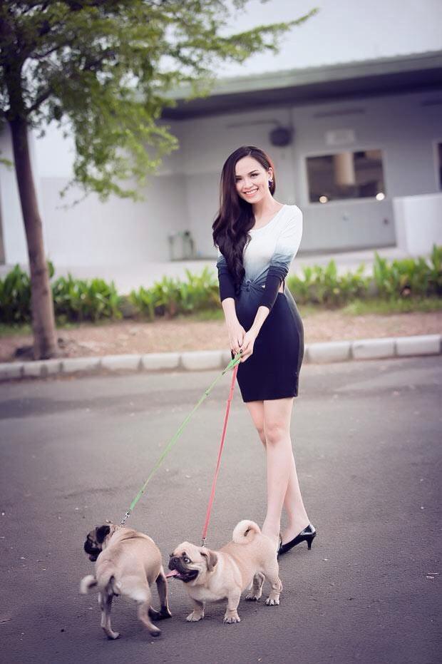 Diễm Hương đang luyến tiếc ngày thân hình cô còn rất mảnh mai trước khi mang bầu.
