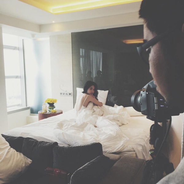 Sau bộ hình bán nude trước biển, Ngọc Trinh lại tiếp tục thực hiện một bộ ảnh tương tự.