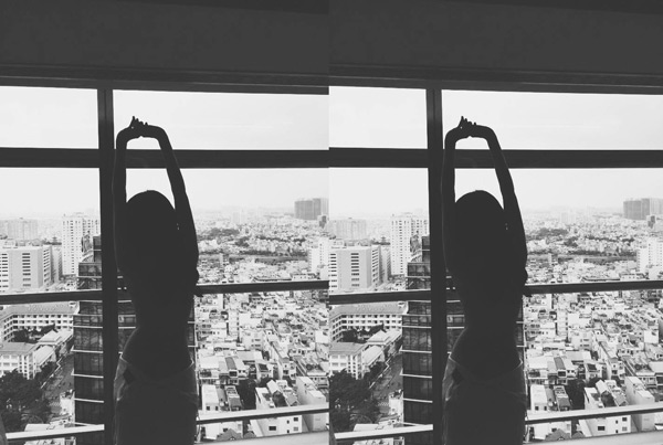 Với bộ ảnh này, Ngọc Trinh dường như vẫn chưa thể bỏ được những bộ ảnh sexy, bán nude gợi cảm.
