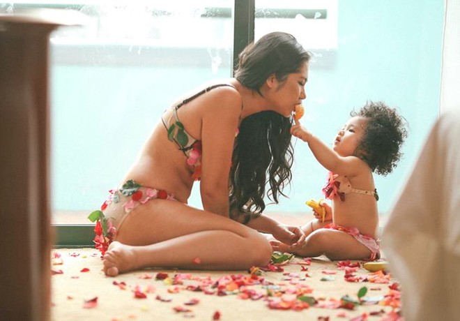 Bà mẹ trong bộ ảnh có tên Nguyễn Mai Thy - 30 tuổi, sống tại TP.HCM. Mai Thy hiện đang Kinh doanh Shbet111 kèo cá cược world cup, đồng thời cũng là nhà văn trẻ.