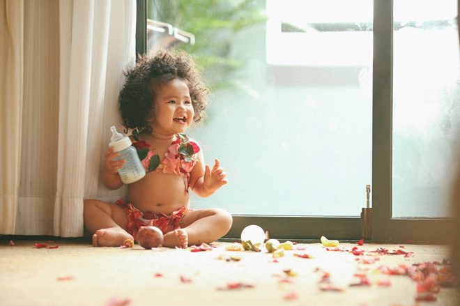 Cô con gái Ca Cao (tên thật là Ban Mai, 1,5 tuổi) cũng được mẹ cuốn tóc cho và để suốt từ đêm đến sáng hôm sau để có mái đầu đặc biệt.