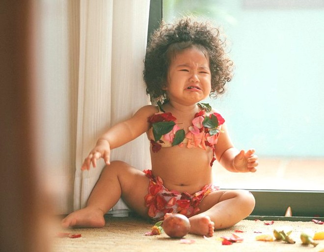 Nhìn vẻ mặt này của bé đáng yêu quá! Cô bé mếu máo vì không được mẹ chụp cùng.