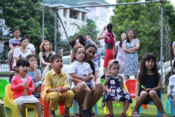 Cặp song sinh của diva Hồng Nhung ăn mặc sành điệu dự sinh nhật bé Vương Khôi.