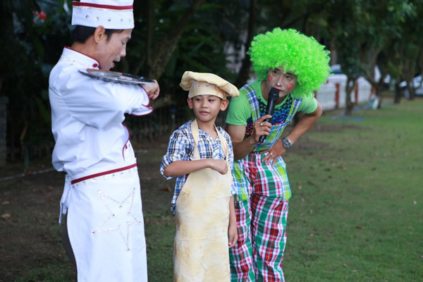Các em nhỏ được tham gia nhiều trò chơi và ăn tiệc trong khuôn viên vườn xanh mướt.