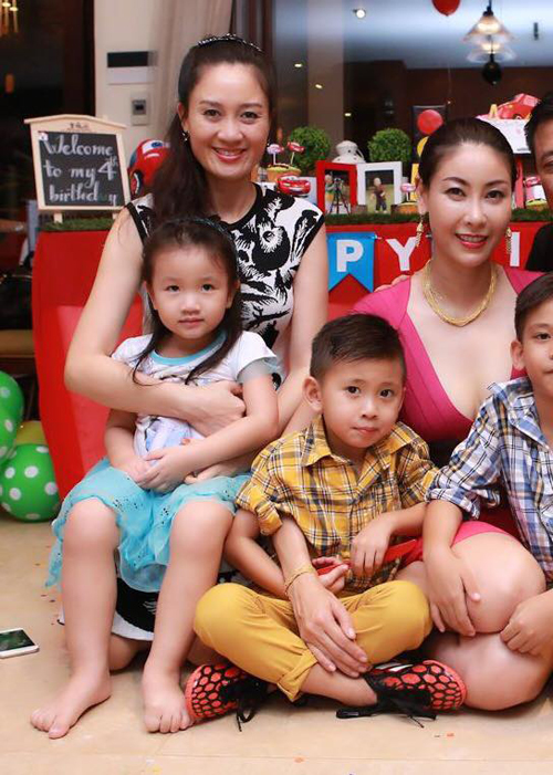 Á hậu Đàm Lưu Ly cũng đưa con gái đến dự tiệc sinh nhật con trai Hà Kiều Anh.
