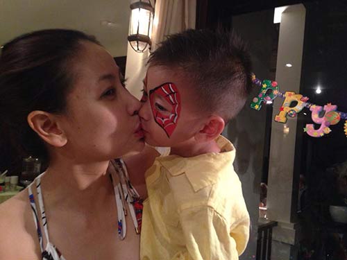 Cậu bé âu yếm hôn môi mẹ.