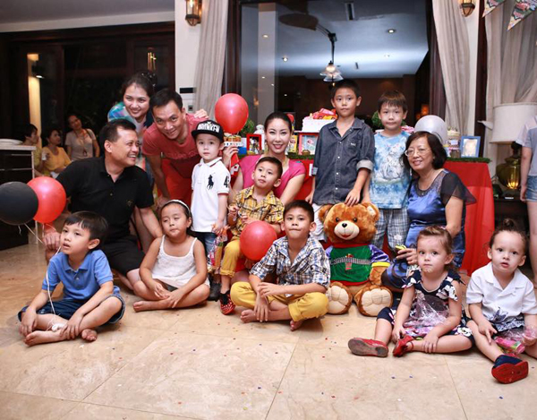 Hồng Nhung và Hà Kiều Anh vốn thân thiết từ nhiều năm qua. Các con của hai bà mẹ nổi tiếng cũng thường xuyên gặp gỡ và trở thành bạn bè.