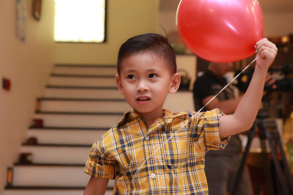 Nhân vật chính của tiệc sinh nhật rất bảnh bao.