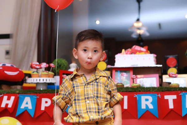 Cậu nhóc tạo dáng đáng yêu khi chụp hình.