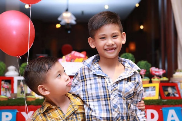 Ngoài việc phụ giúp ông xã kinh doanh, cô thường đưa các con đi du lịch ở trong và ngoài nước.