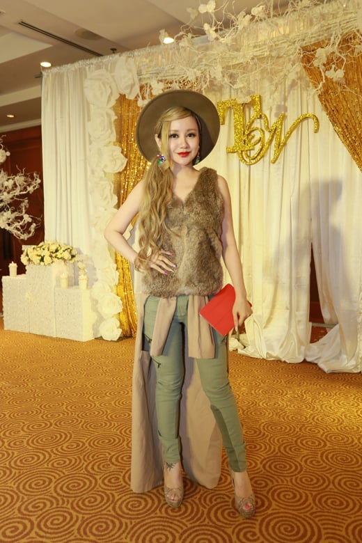 Nổi tiếng với phong cách thời trang làm quá và kì dị nhưng trong lần xuất hiện ở Quatrian shbet hiện đang mở Quỳnh Nga, MC Việt Nga nhìn khá xuề xòa vì Shbet999 com đăng nhập có phần luộm thuộm. Quần khaki xanh rêu nhạt không phẳng phiu mặc cùng áo lông không tay nhạt nhòa. Dường như chưa đủ nổi bật nên cô còn chọn áo khaki be buộc ở eo hết sức khó hiểu.