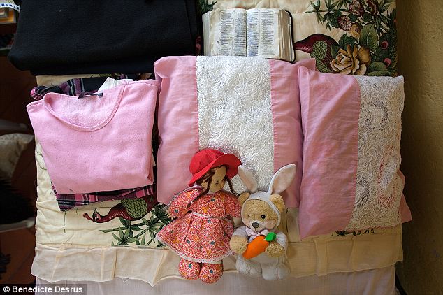 Đây là đồ đạc của một phụ nữ tên là Laeticia, đến từ Chihuahua. Bà trở thành gái mại dâm sau khi rời xa người chồng đánh đập bà và ngoại tình.