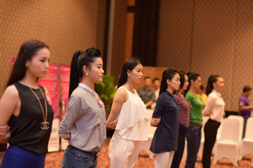 Nhiều thí sinh năm nay đã có kinh nghiệm trình diễn thời trang nên khá dễ dàng khi tập luyện.