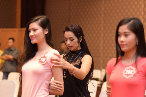 Nữ người mẫu chỉnh sửa cho từng thí sinh những tư thế chưa chính xác.