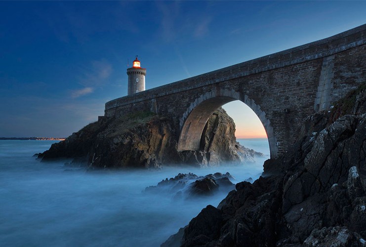 Ngọn hải đăng Phare du Petit Minou, Brest, Pháp. Nằm trên một cây cầu được thiết kế nửa vầng trăng, ngọn hải đăng này còn là nơi gây cảm hứng cho những người yêu nghệ thuật hội họa, nhiếp ảnh.