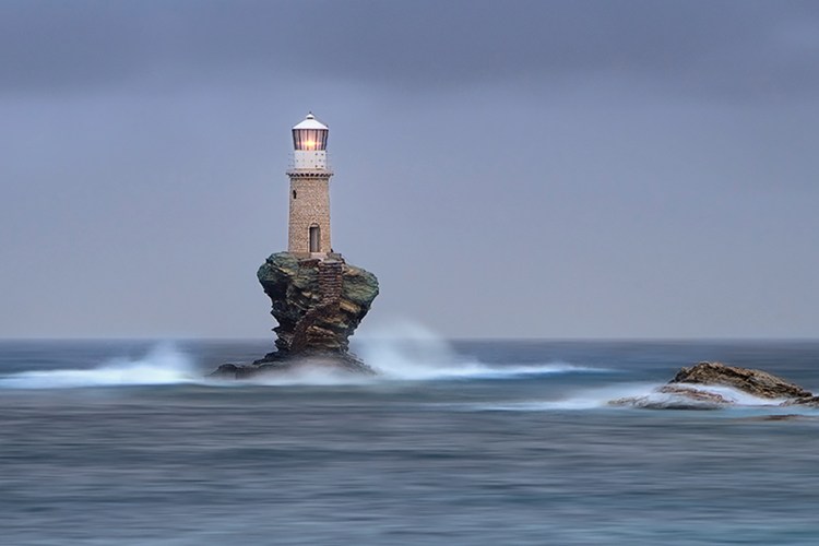 Ngọn hải đăng Andros tại đảo Andros, Hy Lạp lại mang một vẻ đẹp bí hiểm và thơ mộng như các câu chuyện thần thoại nhiều màu sắc của đất nước này.
