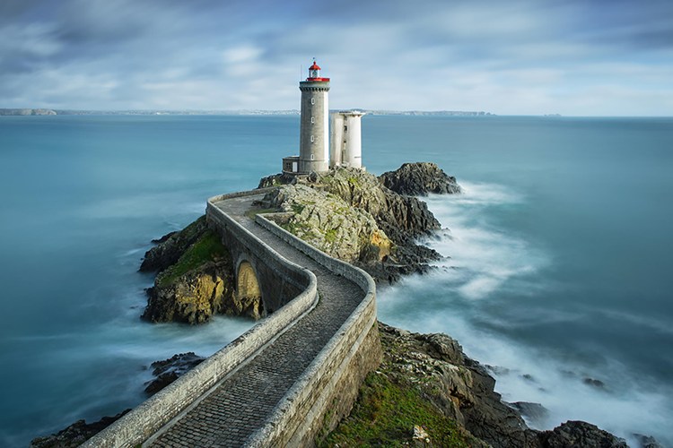 Cận cảnh ngọn hải đăng Phare du Petit Minou, Brest, Pháp.