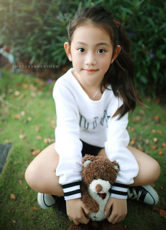 Fanpage vừa thành lập đã thu hút gần 1.000 thành viên tham gia chỉ để ngắm những bức hình đẹp lung linh của thiên thần nhỏ này mỗi ngày.