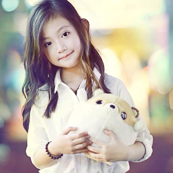 Nhân vật chính trong bộ ảnh là cô bé Đặng Ngọc Phương Vy, tên thường gọi là Misu.