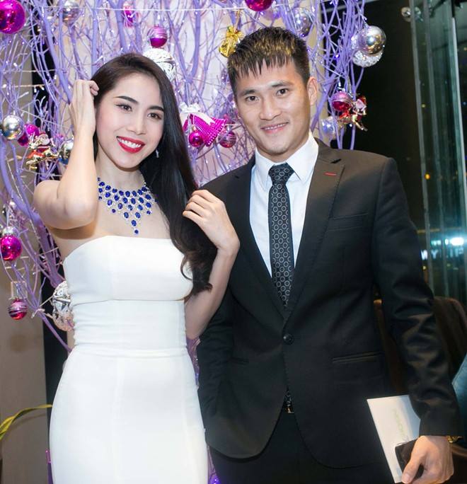 Thủy Tiên - Công Vinh. Với tài năng và sự nổi tiếng trong lĩnh vực giải trí, Thủy Tiên là nàng Wag nổi bật nhất của đội tuyển Việt Nam.