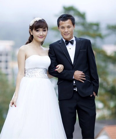 Thanh Huyền - Thành Lương. Bà xã xinh đẹp Thanh Huyền cùng 2 em bé trong mái ấm hạnh phúc luôn tiếp thêm động lực thi đấu cho tiền vệ Thành Lương.