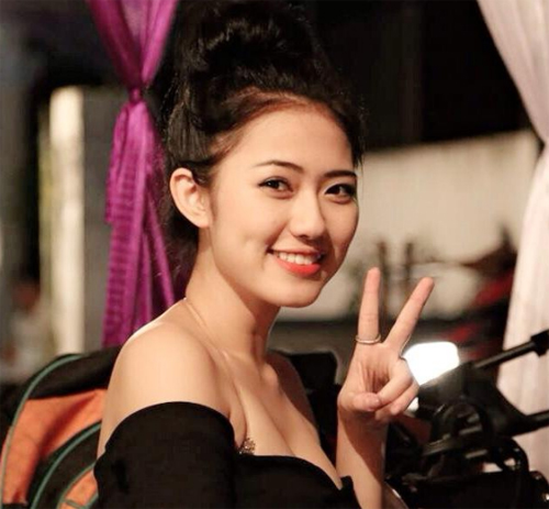 Thu Trang hiện đang theo học tại trường Cao đẳng nghệ thuật Hà Nội. Cô mang theo nét hồn nhiền của tuổi học trò.