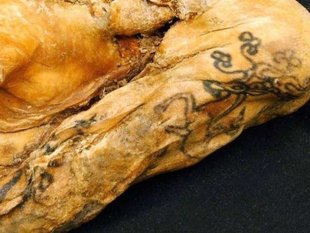 Một số giả thuyết cho rằng, hình xăm này thể hiện địa vị xã hội của cô gái và ghi chép lại những câu chuyện thần thoại.