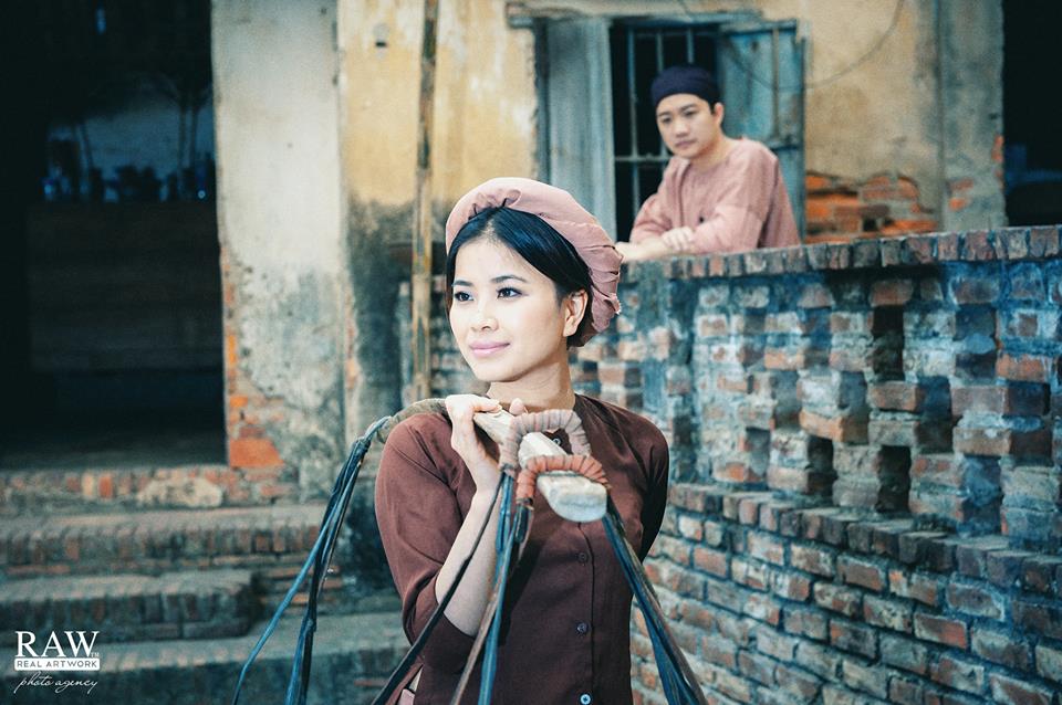 'Chúng tôi đi thuê quần áo để phục vụ cho ý tưởng chụp bộ ảnh này, nhưng cũng phải xé ra khâu vào để nhìn cho nó cũ, nên cũng như mua mới toàn bộ' - Hải Trẻ chia sẻ.