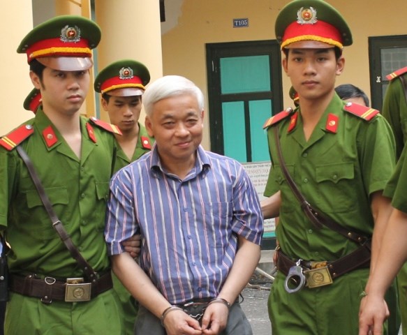 Bầu Kiên được dẫn giải đến phiên tòa xét xử.