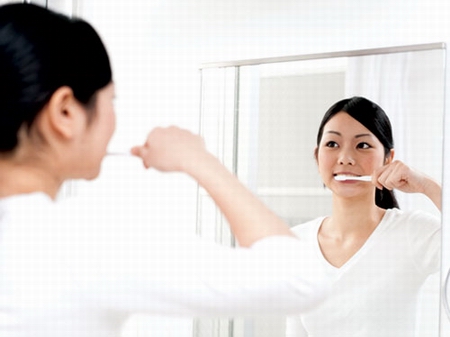 Đánh răng sau mỗi bữa ăn - từ trước đến nay đánh răng sau mỗi bữa ăn thường chỉ được biết đến với mục đích giúp vệ sinh răng miệng. Nhưng việc làm này còn giúp giảm cảm giác thèm ăn.