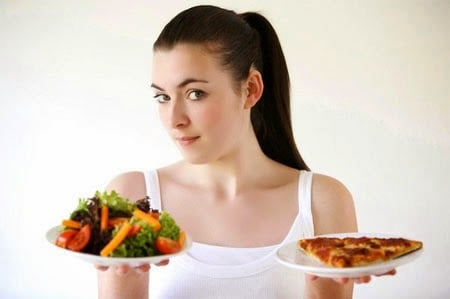 Ăn bánh mì có chọn lọc: Hãy tìm mua bánh mì hoàn toàn bằng lúa mạch có chất xơ cao hơn là ăn những ổ bánh trắng thường thấy vì loại này đã có bột qua tinh chế. Mỗi lát bánh mì lúa mạch chứa 2 gam chất xơ.