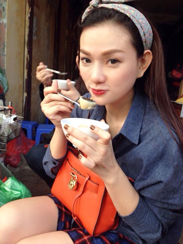 Thu Thủy giản di đi chơi cùng bạn.