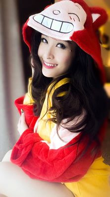Đông Nhi xì tin với áo hình chú mèo.
