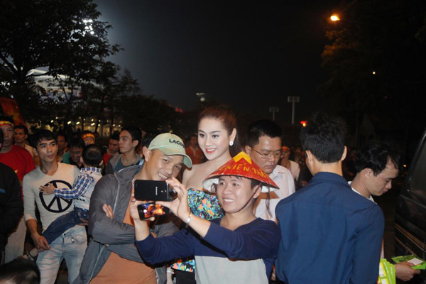 Cô được nhiều fan xin chụp ảnh cùng để làm kỉ niệm.