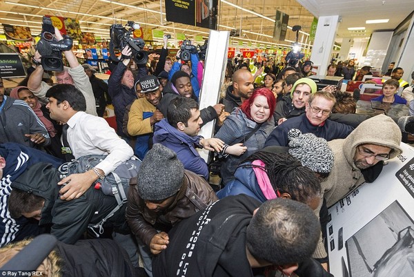'Black Friday' là ngày hội giảm giá mạnh tay nhất trong năm của các cửa hàng, nhãn hiệu trên mọi lĩnh vực như thời trang, điện tử, điện lạnh,...