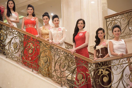 Dàn thí sinh tuyệt đẹp với váy dạ hội.