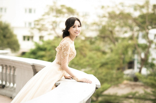 Cô thường xuyên khoe những bộ hình váy cưới tuyệt đẹp.