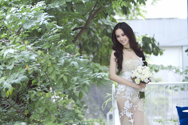 Không thể phủ nhật vẻ đẹp kiêu sa, hoàn hảo tựa nữ thần của Mai Phương Thúy khi làm cô dâu.