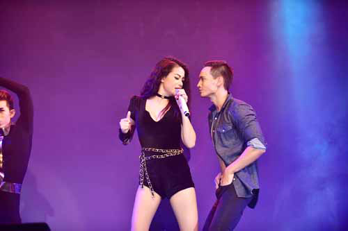 Bước ra từ chuyện tình trong bộ phim, cả hai liên tục xuất hiện tình cảm bên cạnh nhau.